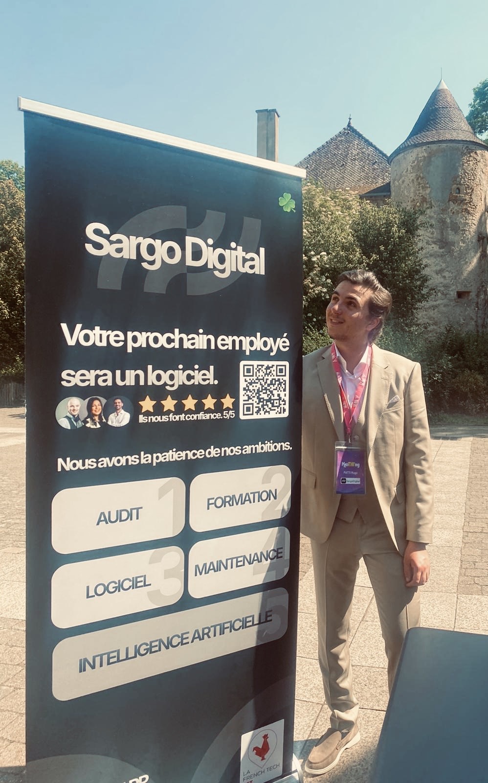 Hugo PATTI devant le roll-up Sargo Digital au MeeTHIng