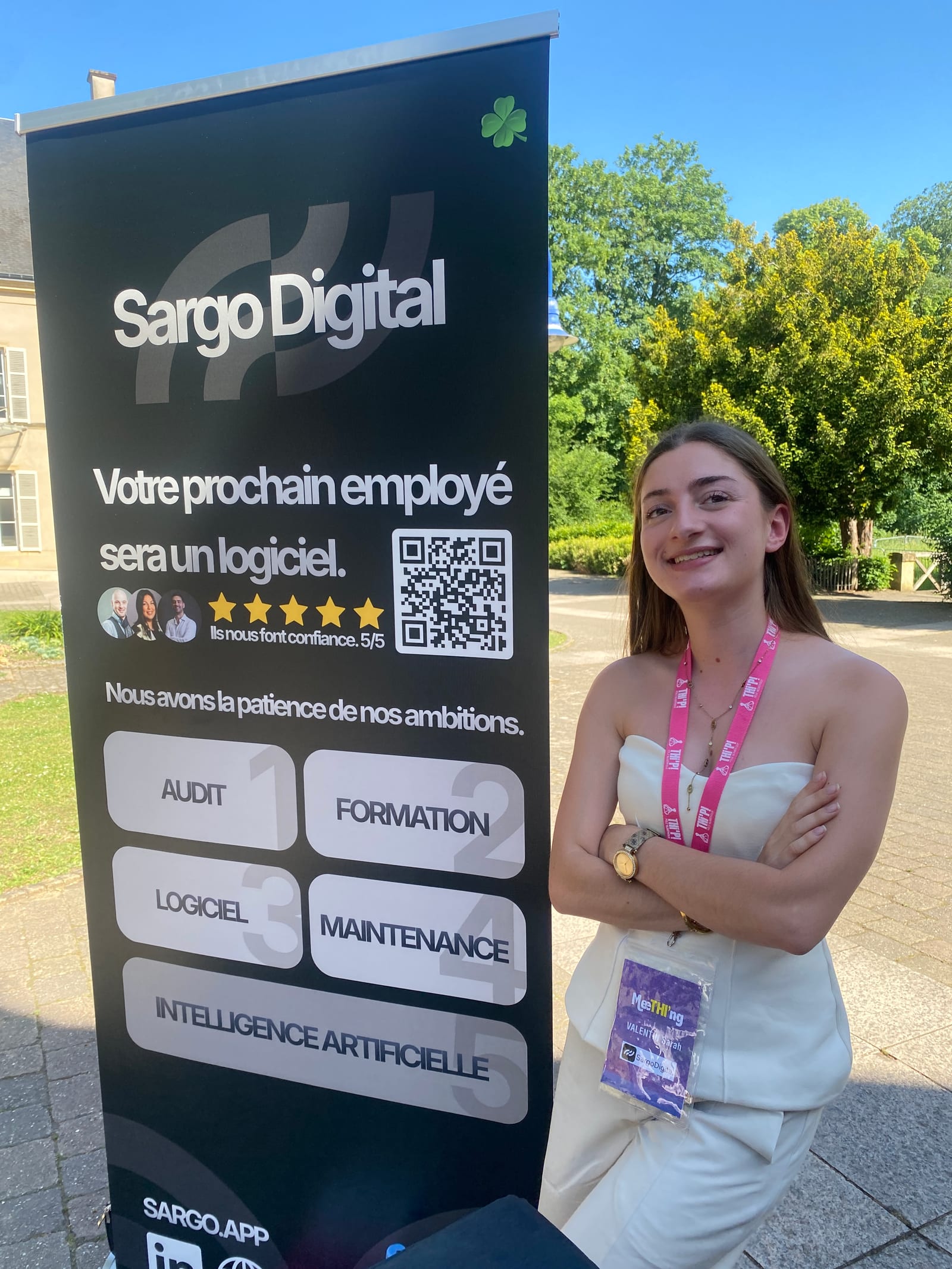 Sarah VALENTIN devant le roll-up Sargo Digital au MeeTHIng
